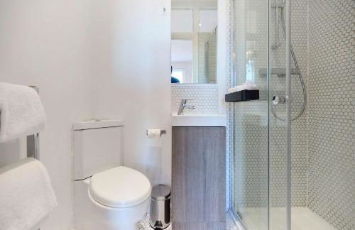 Behind the Blue Wall - Foto 25