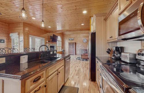 Peaceful Waterfront Retreat Sleeps 8 Dock is available & Grill - Photo 9