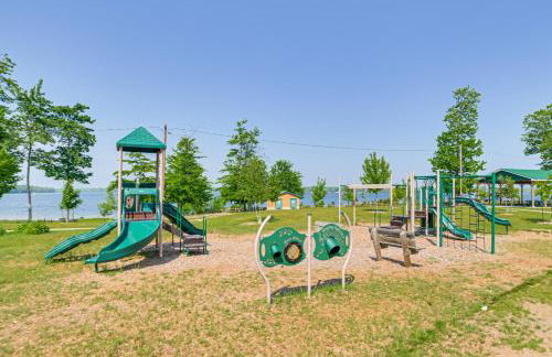 12 Mi to Skiing Manistee Lake Cottage with Fire Pit - Foto 25