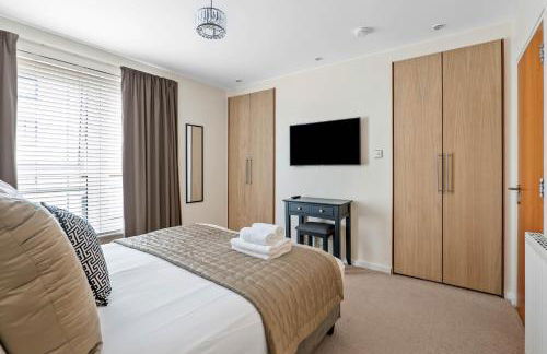 Central 2BR Park Royal Apartment with Balcony and Parking - Photo 14