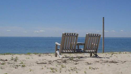 Cozy Beach Bungalow - Photo 1