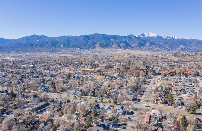 5bddowntown Victorian Charmhot Tub, Firepit - Photo 52