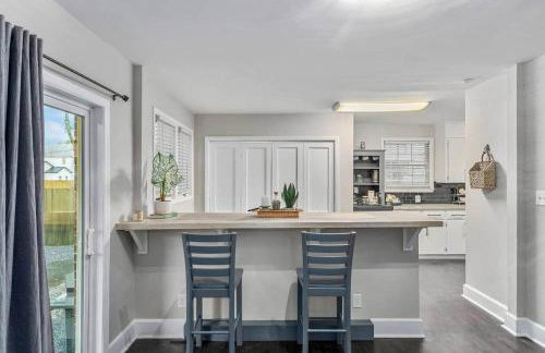 Quaint house, king bed 2min from down town - Photo 41