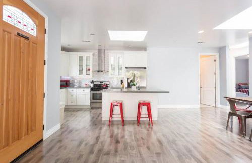 Lake Balboa Modern 4 Bedroom 3 Bath Glam Charmer - Foto 20