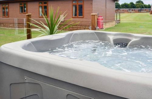 2 Bed Lodge - Sleeps 6 - Dogs - Hot Tub - Parking - Foto 1