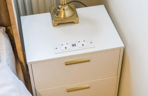 #99 Quirky and Stylish 3-Bedroom - Close to Drayton Manor Theme Park - Sleeps 6 - "Perfect for contractors and Families - Free parking" - Photo 9