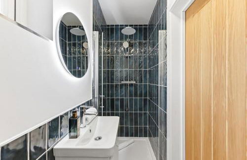 Unique 5 Bedroom 4 Bathroom House with Self-Contained-Studio - Excellent Location - Pool Table, Super-Fast Wifi, Smart TV and Self-Check-In by Yoko Property - Photo 26