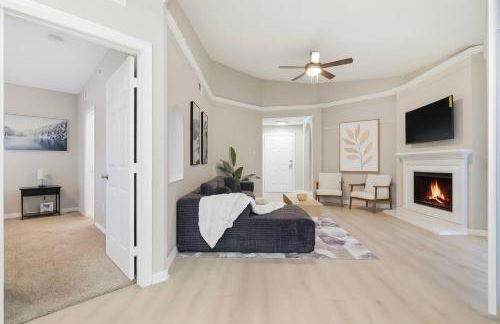 Chic 2BR Boho-Chic Retreat Garage, Pool, Gym - Photo 15