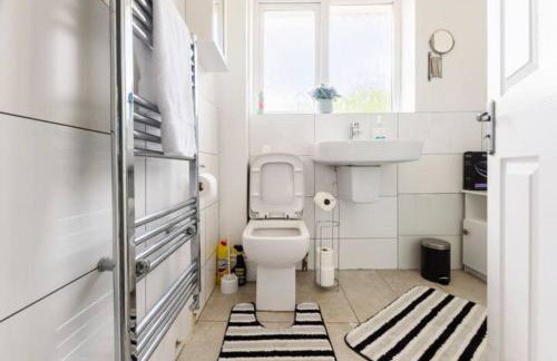 Overbury Lodge, Birmingham with FREE Parking - Photo 30