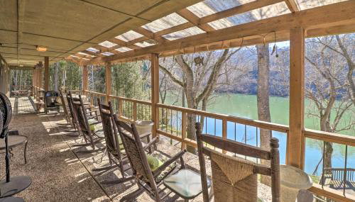 Renovated Riverfront Retreat with Deck and Grill! - Foto 2