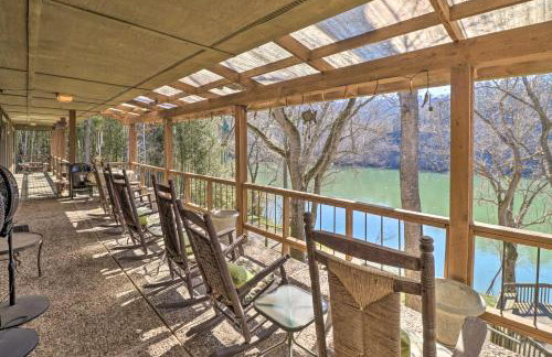 Renovated Riverfront Retreat with Deck and Grill! - Foto 2