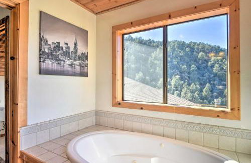 Luxe Escape with Decks, Mtn Views, Game Room! - Foto 15