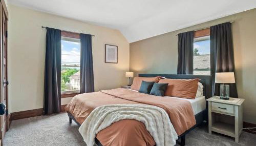 Entire Duplex w Historic District and Sleeps 12 - Foto 3