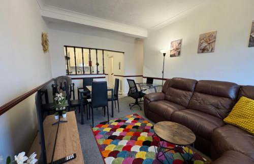 Sunny Beachside Apt with Free Parking - Foto 1