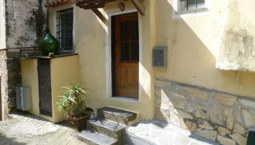 Ligurisches Rustico, umgeben von Olivenhainen am Dorfrand - Foto 3