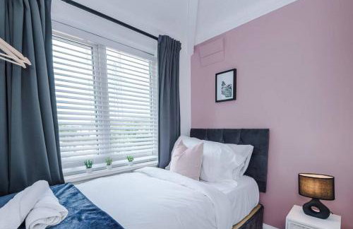 Classic 4 Bedroom House in Wirral with WiFi & Parking Sleeps 9 by PureStay - Foto 44