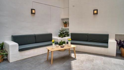 Stunning Home, AC, Beach, Backyard, 4 BR - Photo 3