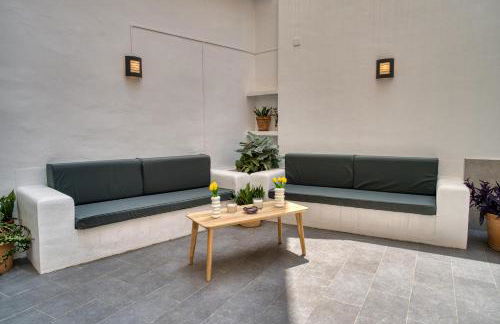 Stunning Home, AC, Beach, Backyard, 4 BR - Photo 3