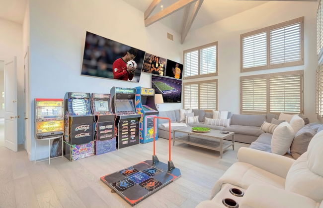 Carolwood - Modern Tuscan Villa With Rolling Lawns and Loggia in Holmby Hills - Photo 29