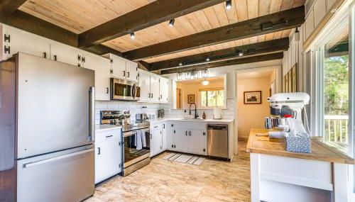 Walk to Liberty Mountain Lake-View Ski Retreat! - Foto 2