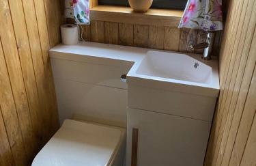 Shepherd Hut Lodge on Farm Waterside Goodwin Farm - Photo 5