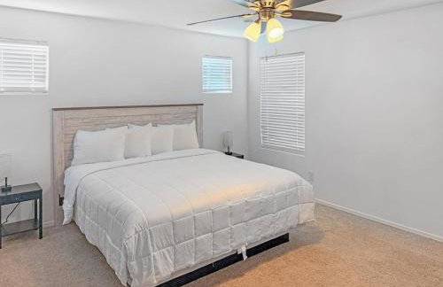 4 Bedroom Desert Oasis Large Yard Sleeps 8 - Foto 4