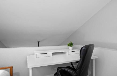 Lux Modern Pet Friendly | Pool | Hot Tub | Tennis - Photo 31