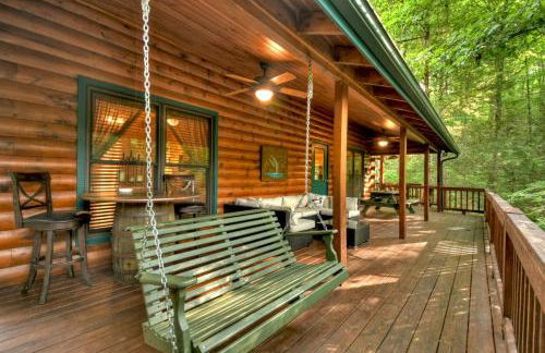 K6 Lodge Gather around the firepit soak in the hot tub and splash in the creek - Foto 7