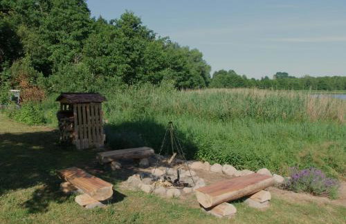 Jeziorosfera. Stodoła przy wodzie. - Foto 24