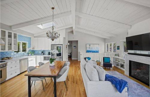 Gorgeous 3-bdrm home, walk to town and beach - Photo 2