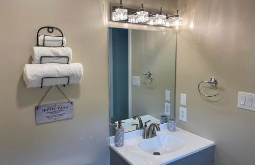 Spacious Pocono Home with Hot Tub and Fire Pit - Foto 15