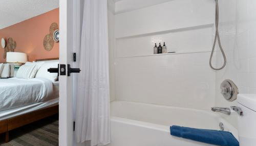 Boho Chic Garden Condo 7 Min to Universal Parks - Photo 2, Shower