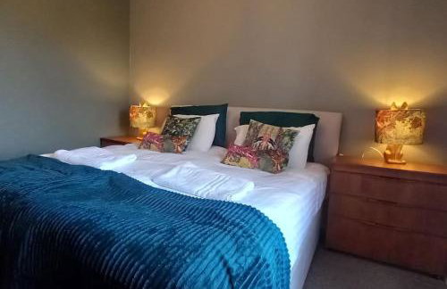 Peaceful Home from Home - Spacious 3 Bedroom House Accommodating 7 - Ideal for Families and Workers - Foto 17