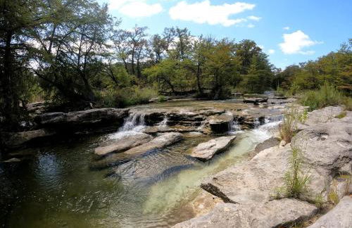 Pet-Friendly Glamping Cabin, with River Access in Ingram, Texas - Foto 15