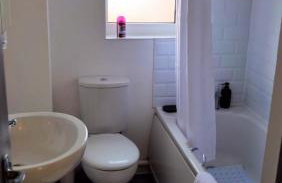 Milton Keynes Luxury Short Stay House with WIFI and Free Parking - Photo 13