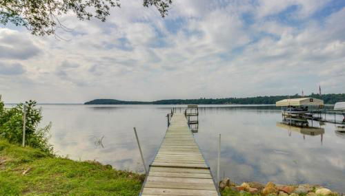Rustic Lakefront Cabin with Dock and Fire Pit - Foto 2