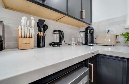 Brand New Apt w Parking Blocks from Downtown- A - Foto 9