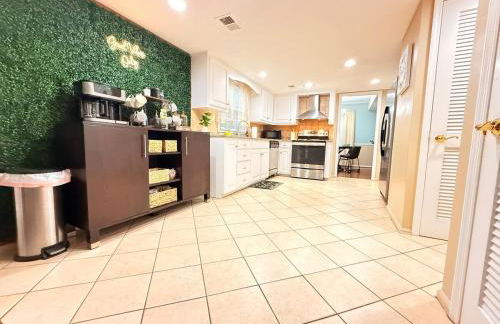 Spacious 4BR House Sleeps 9 Outdoor Lounge with Fire Pit plus Games - Foto 54