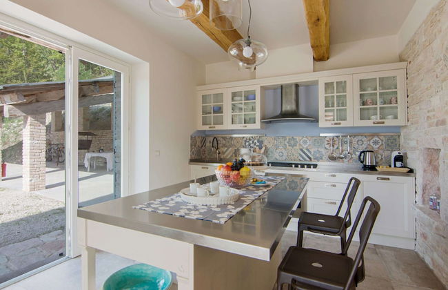 Chic Villa in Acqualagna with Hot Tub in Pool & Private Garden - Foto 12