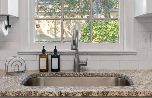 Cozy 4BR Home Pet Friendly Large Yard & Patio - Foto 23