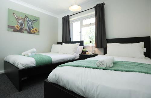 Homely ! Perfect for Contractors and Guests with Private off street parking - Foto 36