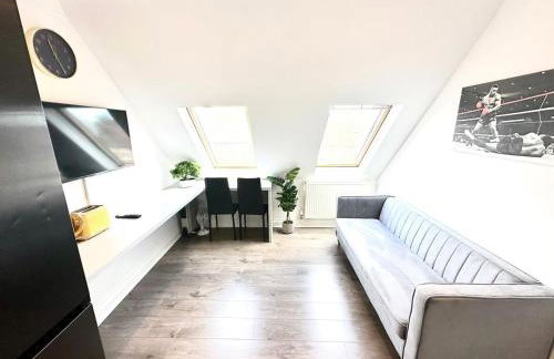 Stunning Modern, Private Apartment,15 Mins To Central London - Photo 12