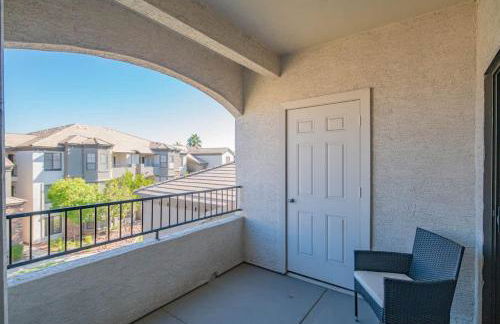 Elegant 1BD King Bed, Pool, Hot Tub, Gym, Parking - Photo 13