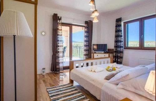 5-Bed Villa with Pool, Jacuzzi & Padel Court - Foto 40