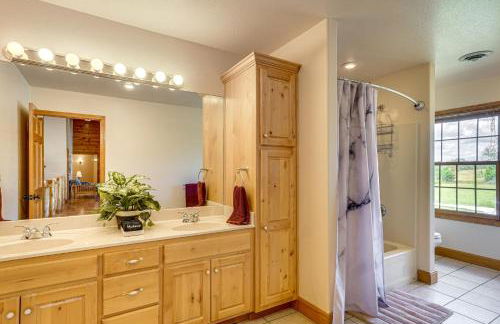 Game Room, Deck and Yard Lake of the Ozarks Retreat - Foto 24