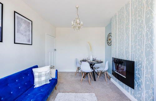 Charming Detached Bungalow - Close to Town Centre - Driveway Parking, Self-Check-In, Fast WiFi and Garden by Yoko Property - Photo 11