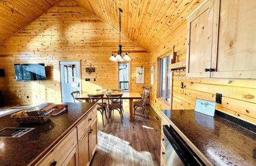 Cozy Lakefront Retreat with Game Room, Outdoor Living and Dock in Wisconsin - Foto 37