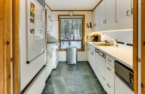 Resort-Style Community! Quechee Chalet with Deck - Foto 5