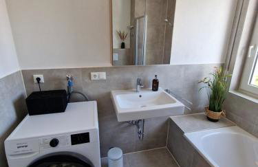 C4S COME4STAY Altötting - 3-Zi Whg I Zentrale Lage I Parkplatz I Balkon I WIFI I SmartTV I 1 Kingsize, 1 Queensize Bett I Office Arbeitsplatz I Wohnbereich mit Couch und Essbereich I voll ausgestattete Küche I Nespresso - Foto 17