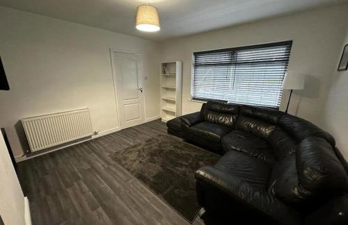 Large 3 bed property - Photo 16